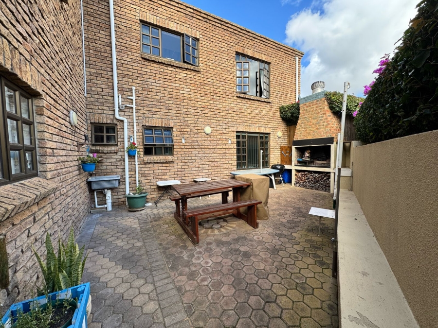 5 Bedroom Property for Sale in Stilbaai Wes Western Cape